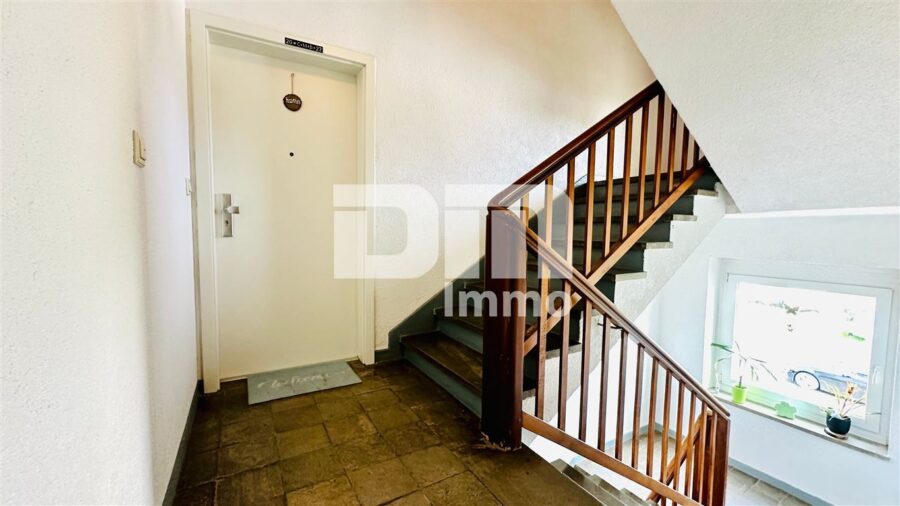 Schöne modernisierte 4 Zimmer Wohnung mit Balkon und Garage - Treppenhaus